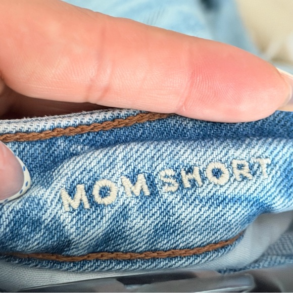 American Eagle Strigid Mom Jean Shorts Size 4 Light Wash Distressed Cuffed - Picture 3 of 4